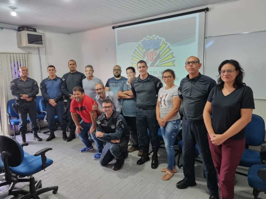 Comandante do 10º Batalhão recebe visita de membros da Comunidade do Jardim Joquei Club