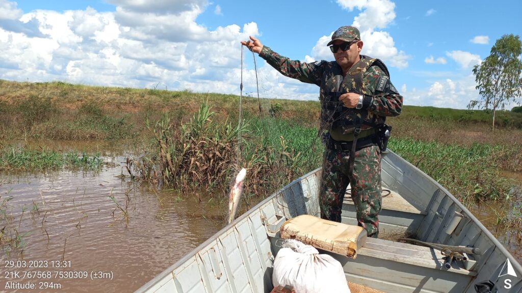 PMA de Dourados fiscaliza quatro acampamentos, 14 embarcações, 57 pescadores e apreende redes de pesca e anzóis no rio Dourados e solta peixes do material ilegal