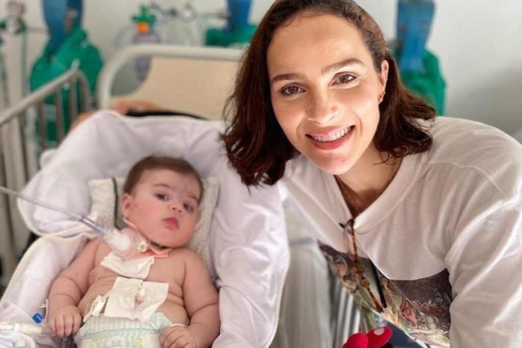 leticia cazarré posando com a filha maria guilhermina
