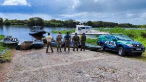 PMA e Polícia Federal de Corumbá surpreendem pescadores em pesca ilegal em ponto de decoada no rio Paraguai e apreendem 6 barcos, um motor e pescado ilegal