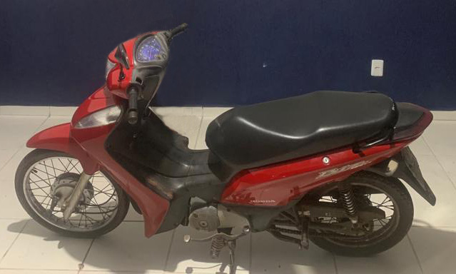Polícia Militar recupera veículo e prende autor por furto e porte de drogas para consumo pessoal em Rio Negro. 