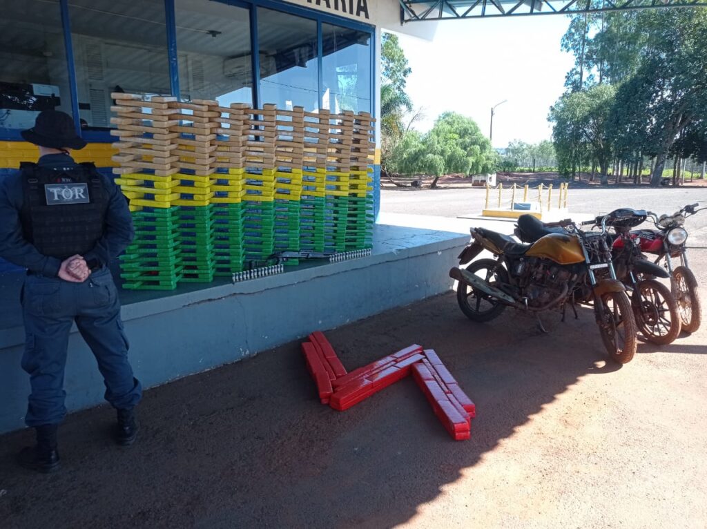 Batalhão de Polícia Militar Rodoviária apreende carga de entorpecentes e uma espingarda cal. 12, em Amambai.