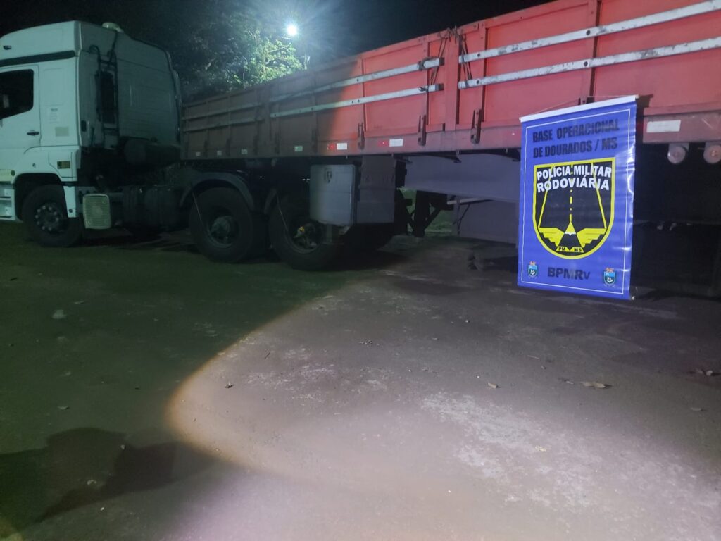 Batalhão de Polícia Militar Rodoviária recupera caminhão roubado no Estado de São Paulo e vítima é libertada do cativeiro