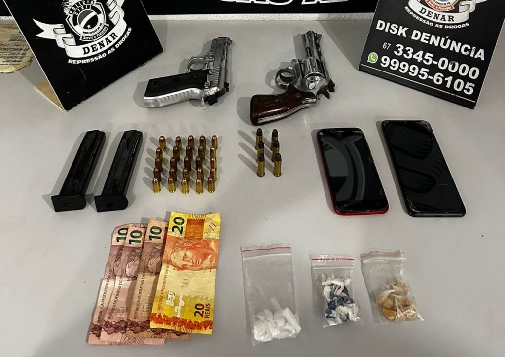 Dois são presos em flagrante por tráfico de drogas, porte ilegal de arma de fogo e uso de documento falso