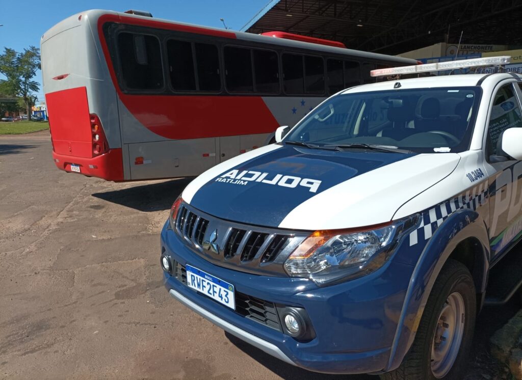 PM apreende maconha abandonada no interior de ônibus