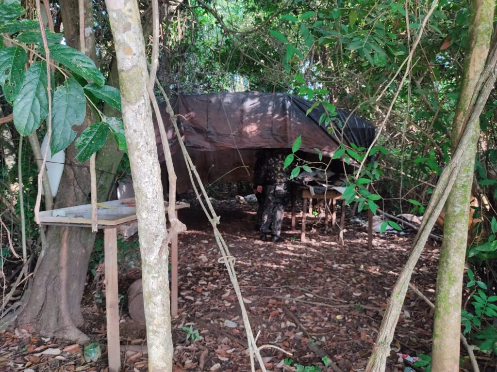PMA de Dourados realiza fiscalização fluvial e em estradas vicinais margeando o rio Brilhante e prende foragido da justiça morando em barraco à margem do rio