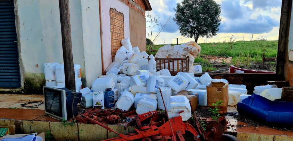 PMA de Naviraí prende e autua infrator em R$ 10,2 mil por uso e armazenamento de agrotóxicos chineses e destinação ilegal de embalagens e por exploração ilegal de madeira
