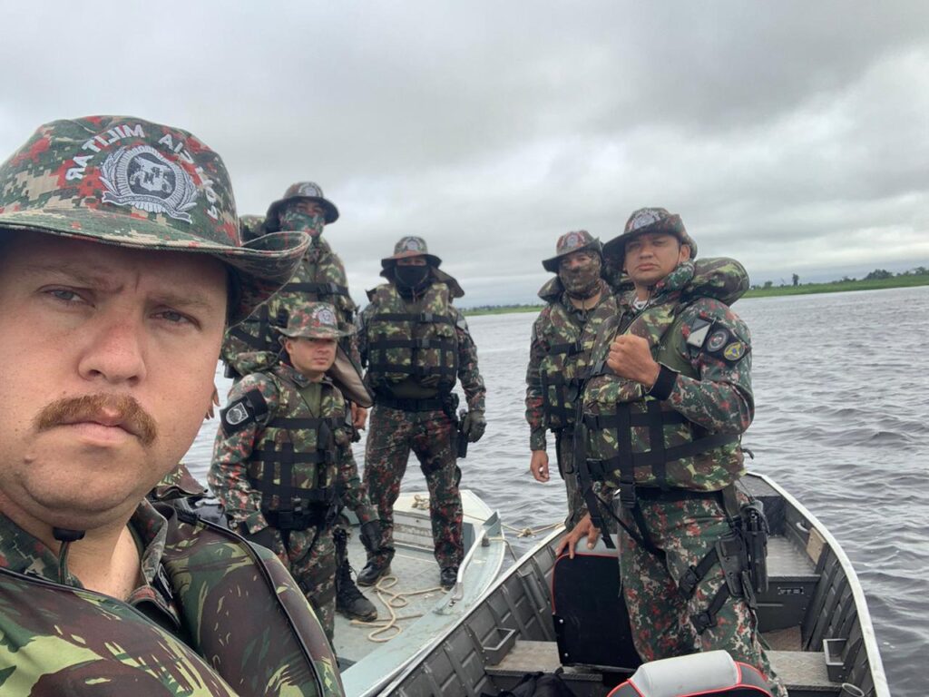 Polícia Militar Ambiental de Miranda e Corumbá mantêm vigilância dos cardumes em pontos de decoada no rio Paraguai