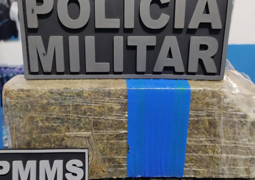 Polícia Militar de Rio Negro prende indivíduos por tráfico de drogas, direção perigosa e mandado de prisão em aberto.