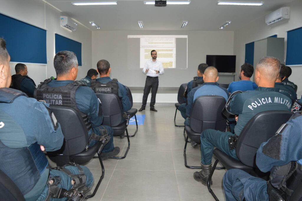 Polícia Militar recebe palestra com promotor em Coxim