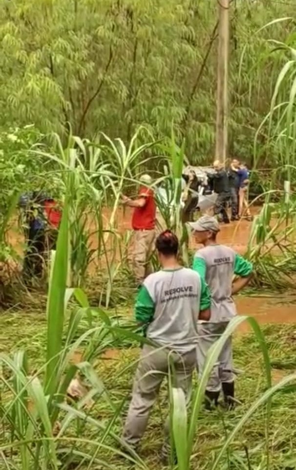 Policiais militares resgatam família em enxurrada