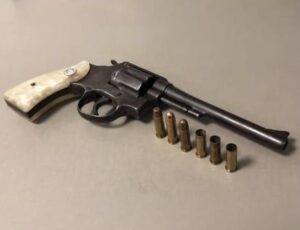 Polícia Civil prende um foragido da Justiça e outro por porte de arma, ameaça e dano