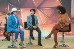 Maju Coutinho entrevistando a dupla Chitãozinho & Xororó no palco do Fantástico