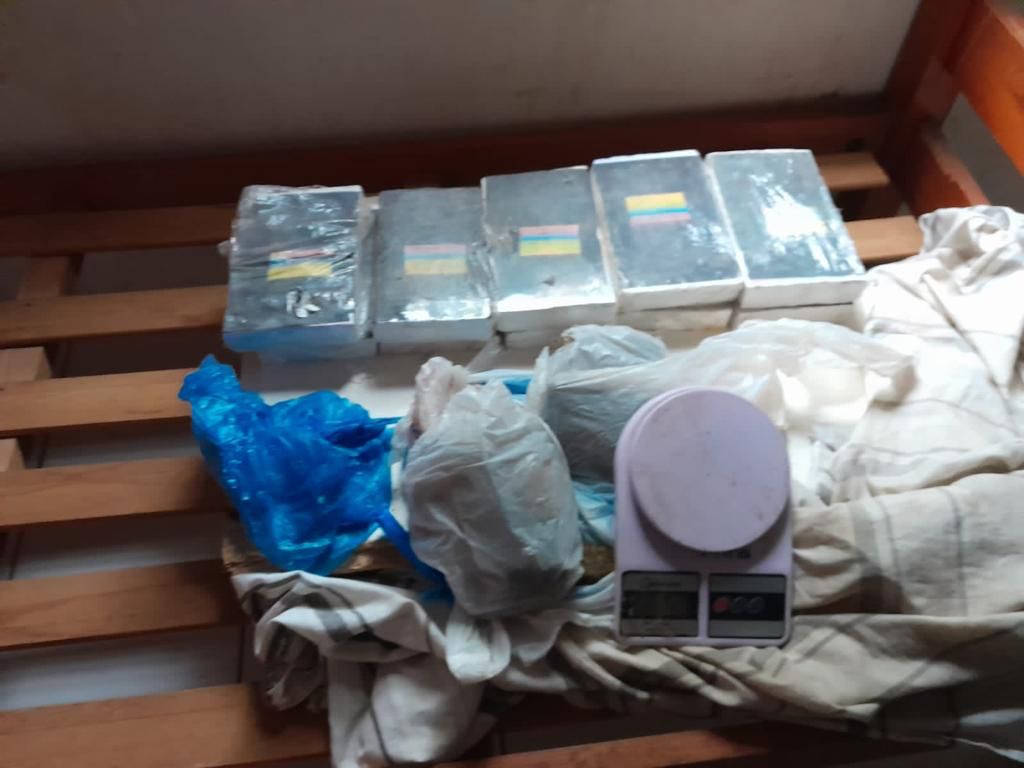 Polícia Civil prende indivíduo com tabletes de maconha e simulacros de cocaína em Dourados