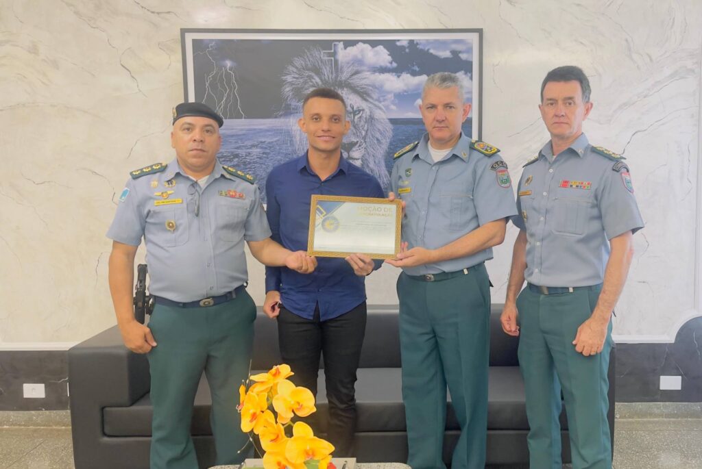 Comando da PMMS recebe visita do cantor e compositor Lucas Hipólito