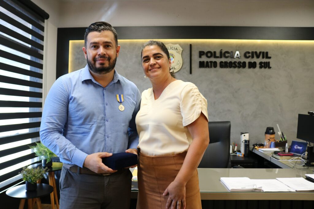 Delegada-Geral Adjunta entrega medalha prêmio para o Chefe da Receita Federal de Corumbá