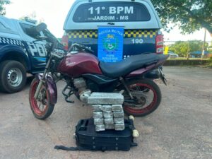 Polícia Militar do Distrito do Boqueirão apreende autor de tráfico de drogas e furto de motocicleta