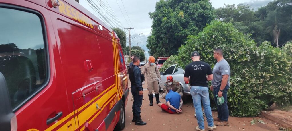Condutor de veículo desobedece à ordem de parada, tenta fugir da viatura da Polícia Civil, perde controle do automóvel, invade calçada, colide com uma árvore, em seguida é preso em flagrante delito por tráfico de drogas em Aparecida do Taboado