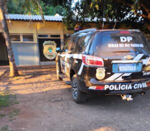 Homem rompe tornozeleira eletrônica, tenta fugir de abordagem e é preso pela Polícia Civil em Ribas do Rio Pardo