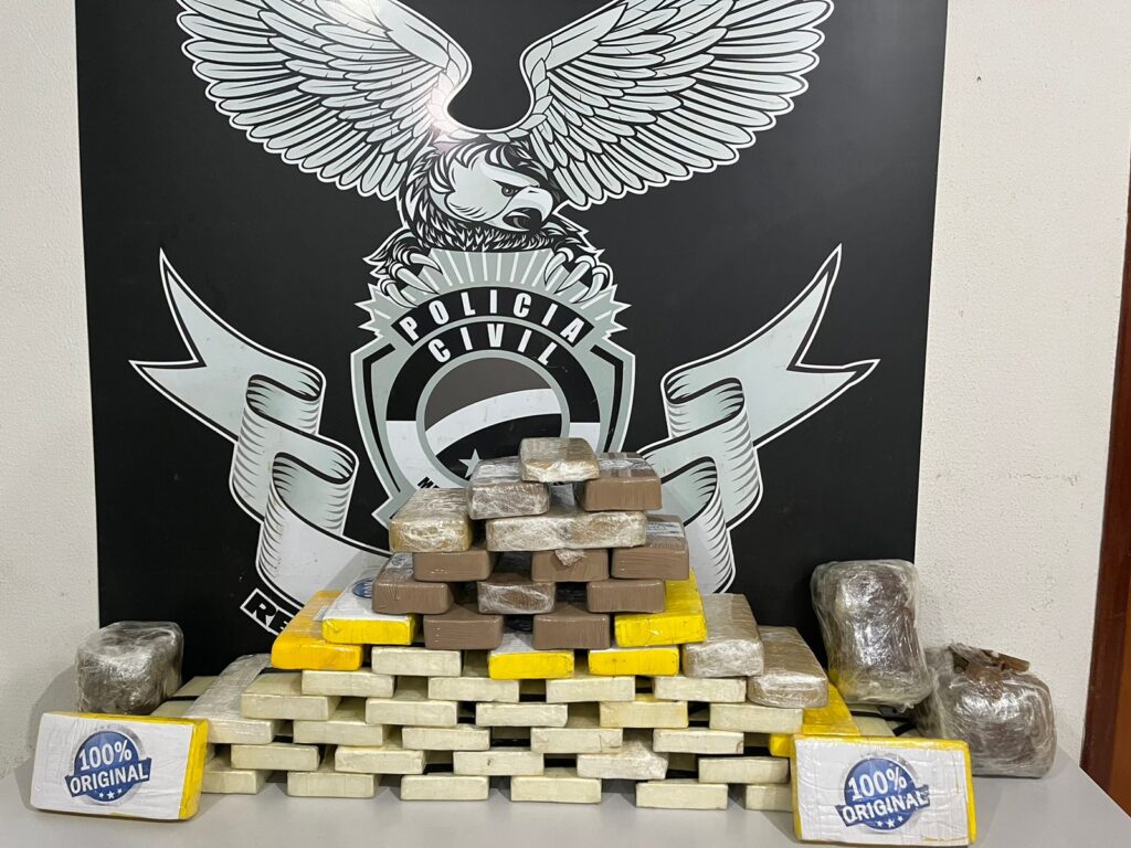 Polícia Civil fecha entreposto de drogas na Vila Carvalho e prende dois por tráfico