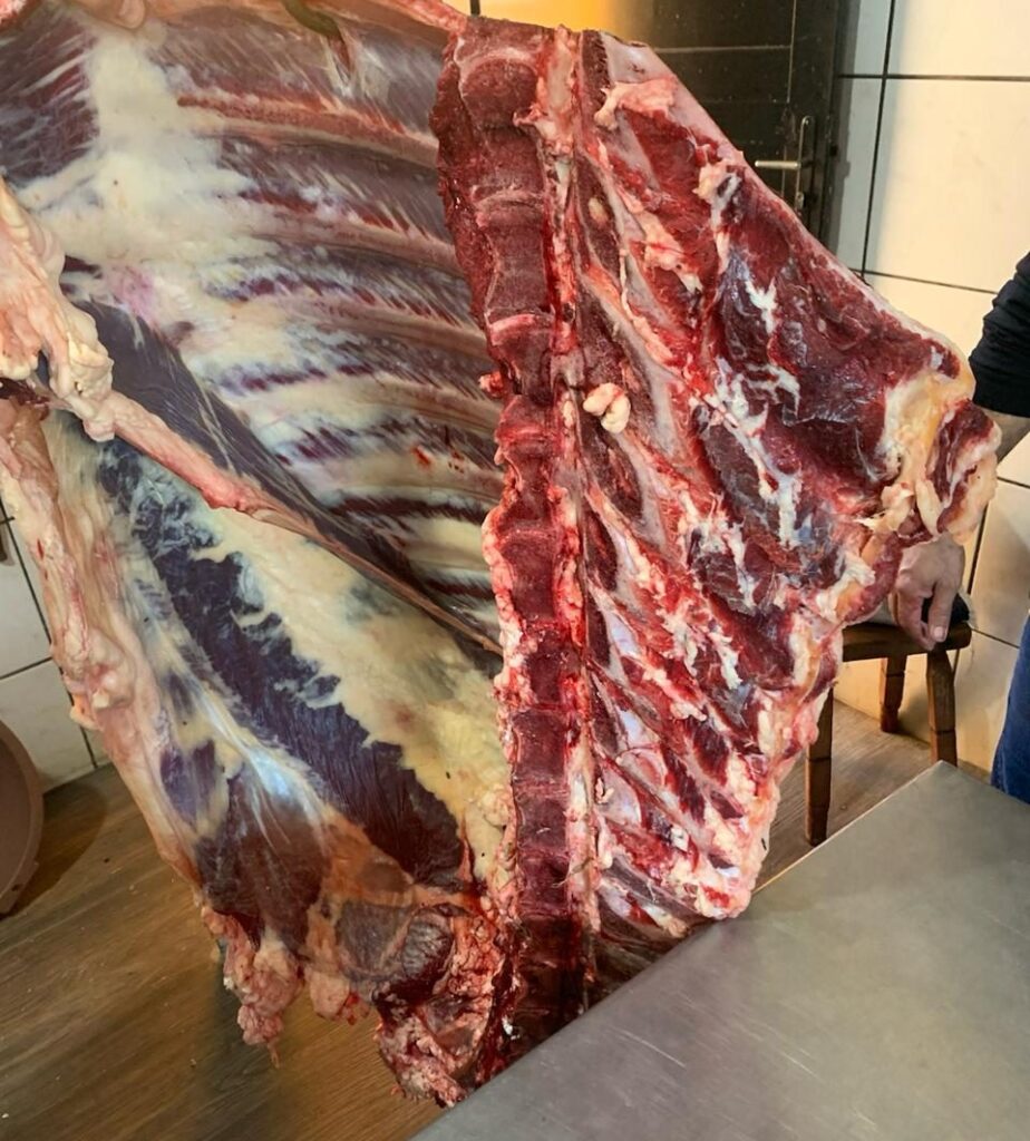 Ação conjunta entre a Polícia Civil, Iagro e Procon resulta na prisão de duas pessoas em Maracaju por expor produtos impróprios para consumo à venda