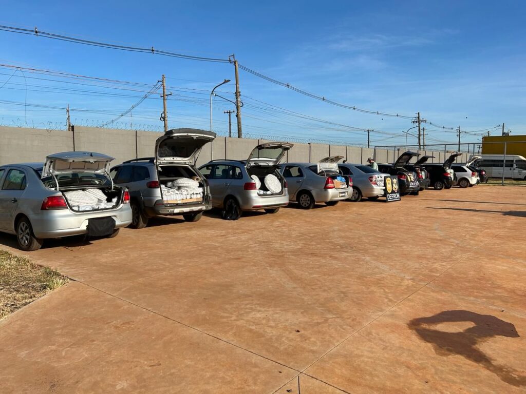 Polícia Civil apreende 10 carros carregados de produtos contrabandeados