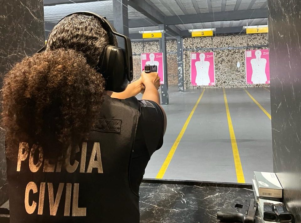 Policiais civis comemoram o dia da mulher em treinamento em Clube de Tiro em Corumbá