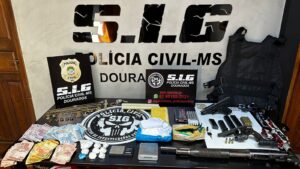 Durante investigações de homicídios, Polícia Civil apreende armas e drogas em Dourados