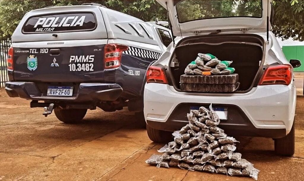 PM em Eldorado prende indivíduo com carro furtado e apreende drogas