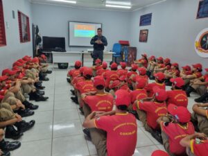 Polícia Militar realiza palestra sobre Maio Laranja para crianças do Bombeiros do Amanhã em Coxim