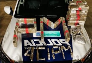 Polícia Militar apreende drogas e prende três por tráfico em Costa Rica