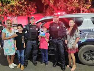 Polícia Militar celebra aniversário de fã em Coxim